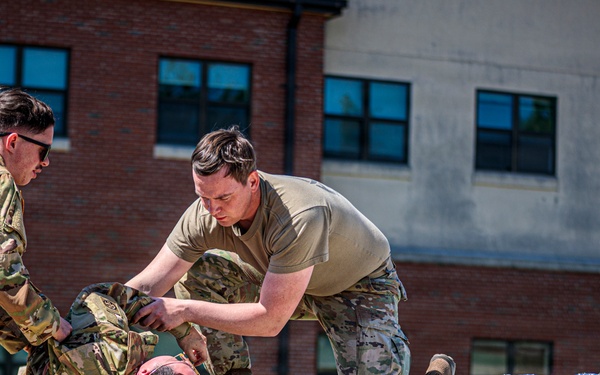2-82 AHB conducts Combat Lifesaver Course