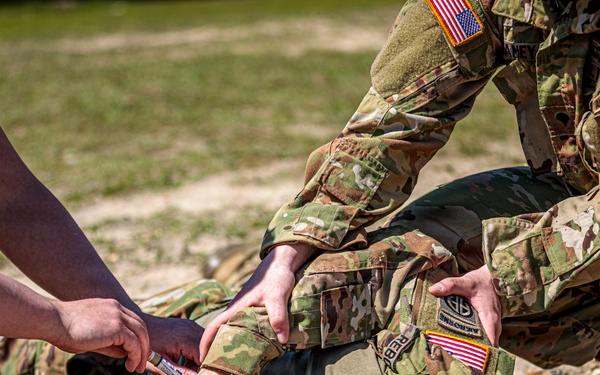 2-82 AHB conducts Combat Lifesaver Course