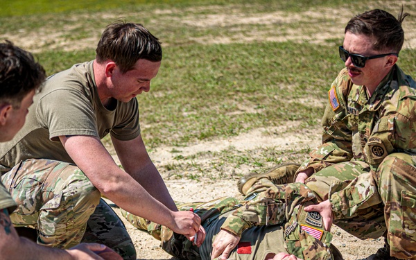 2-82 AHB conducts Combat Lifesaver Course