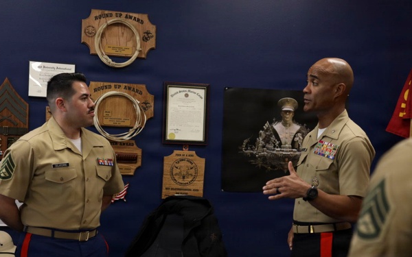 Commanding General of WRR Visits Recruiting Station Kansas City