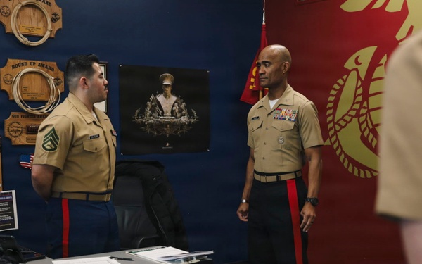 Commanding General of WRR Visits Recruiting Station Kansas City