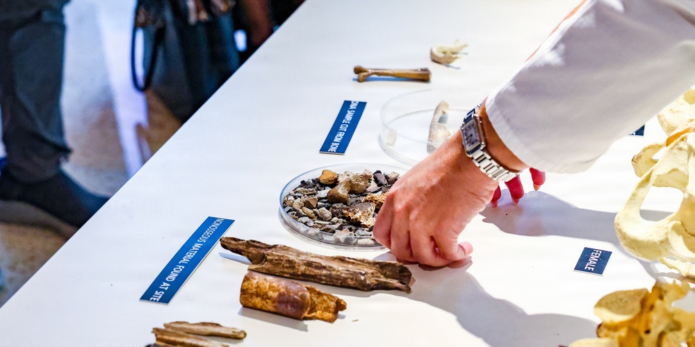 POW/MIA Families visit the DPAA Laboratory