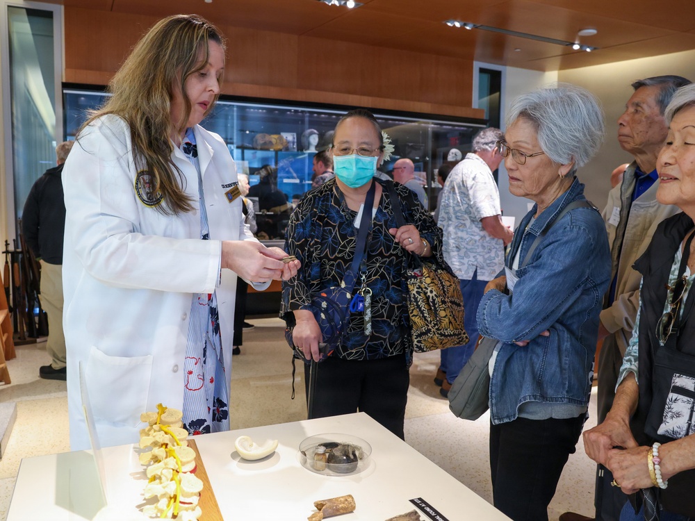 POW/MIA Families visit the DPAA Laboratory