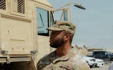 Texas State Military Legislative Assistant visits with 1-62 ADA Soldiers