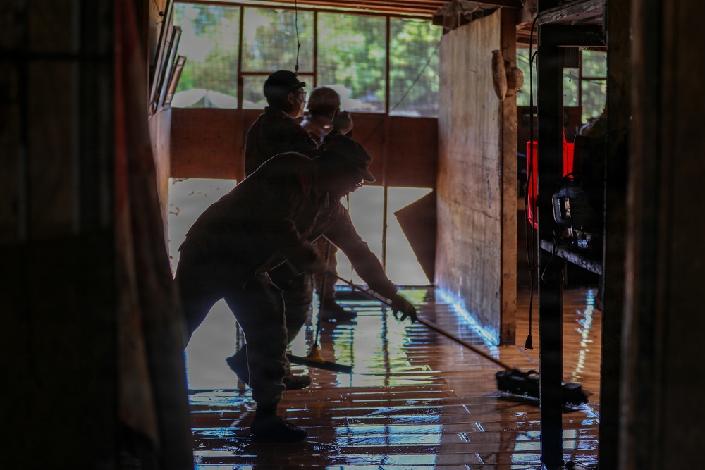 Hawaii National Guard assists Waialua residents with flood debris removal
