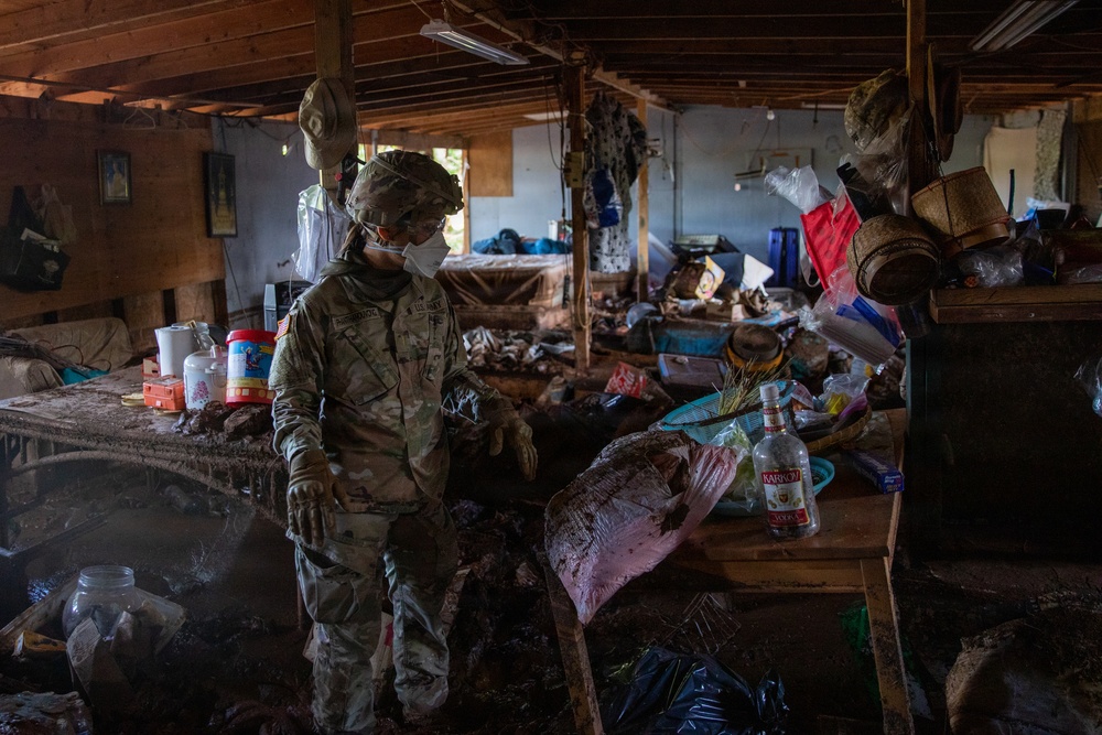 Hawaii National Guard assists Waialua residents with flood debris removal