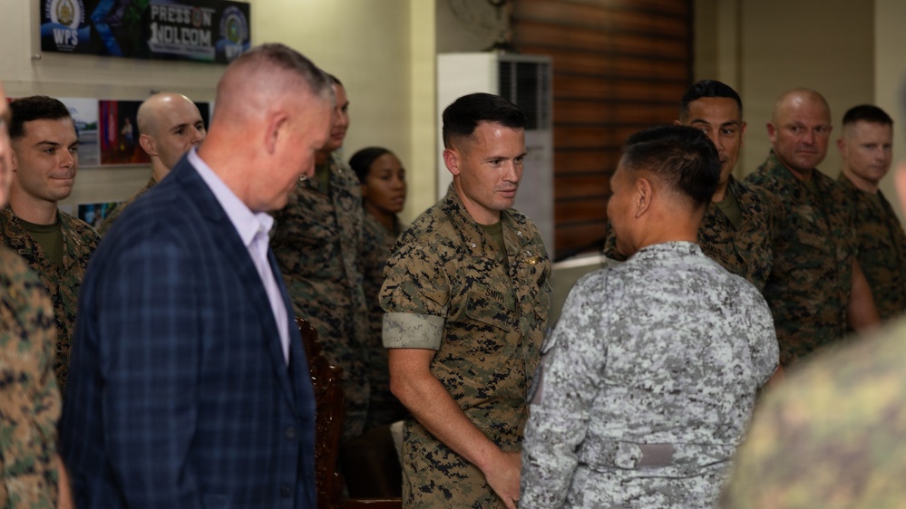 U.S. Marines with MRF-SEA Meet with NOLCOM Commanding General