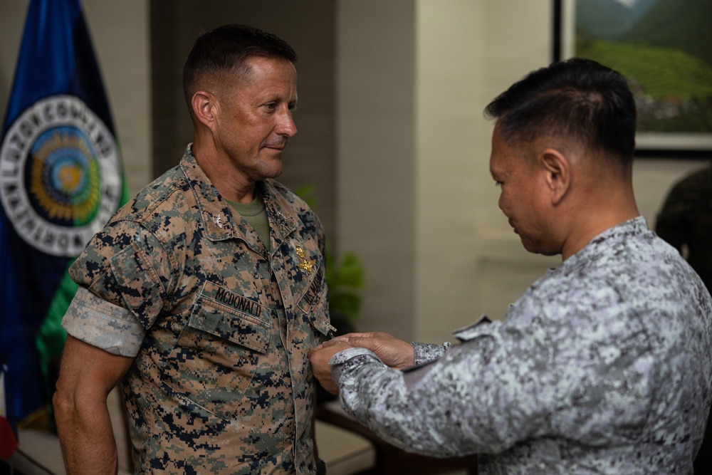 U.S. Marines with MRF-SEA Meet with NOLCOM Commanding General