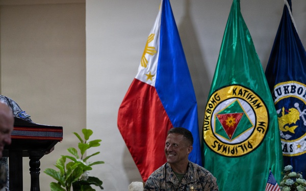 U.S. Marines with MRF-SEA Meet with NOLCOM Commanding General