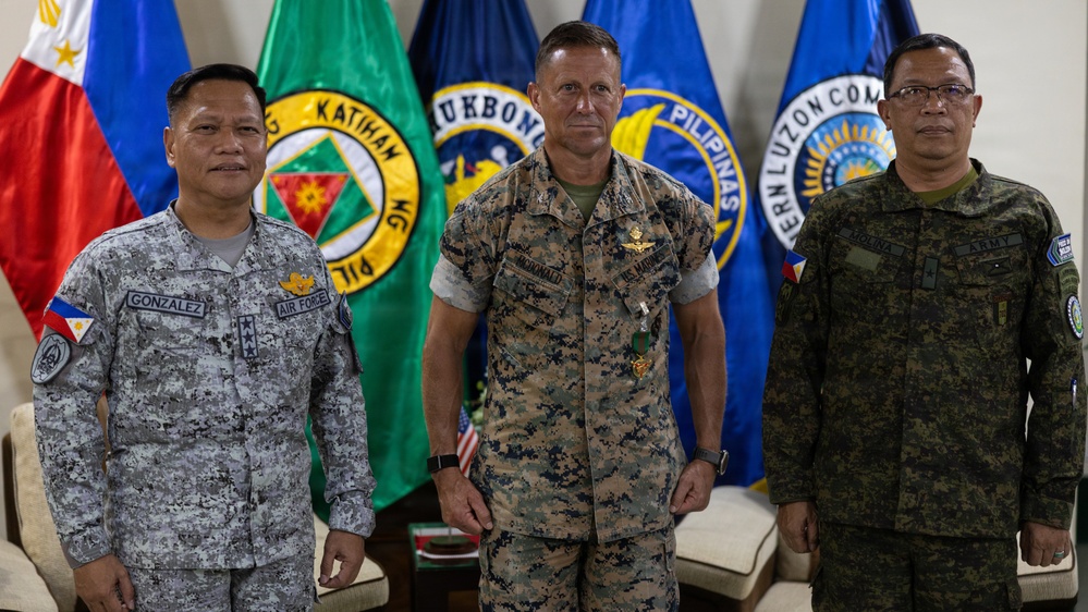 U.S. Marines with MRF-SEA Meet with NOLCOM Commanding General