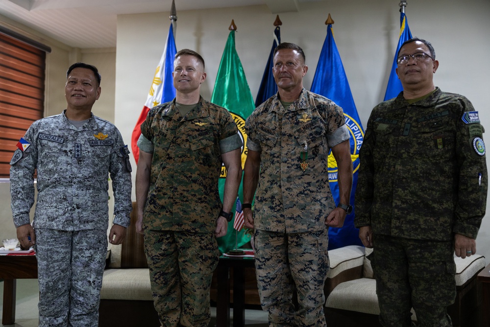 U.S. Marines with MRF-SEA Meet with NOLCOM Commanding General