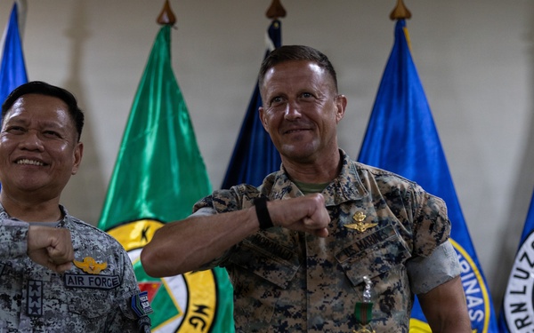 U.S. Marines with MRF-SEA Meet with NOLCOM Commanding General