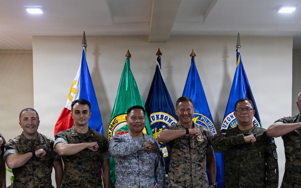 U.S. Marines with MRF-SEA Meet with NOLCOM Commanding General