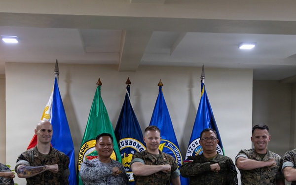 U.S. Marines with MRF-SEA Meet with NOLCOM Commanding General