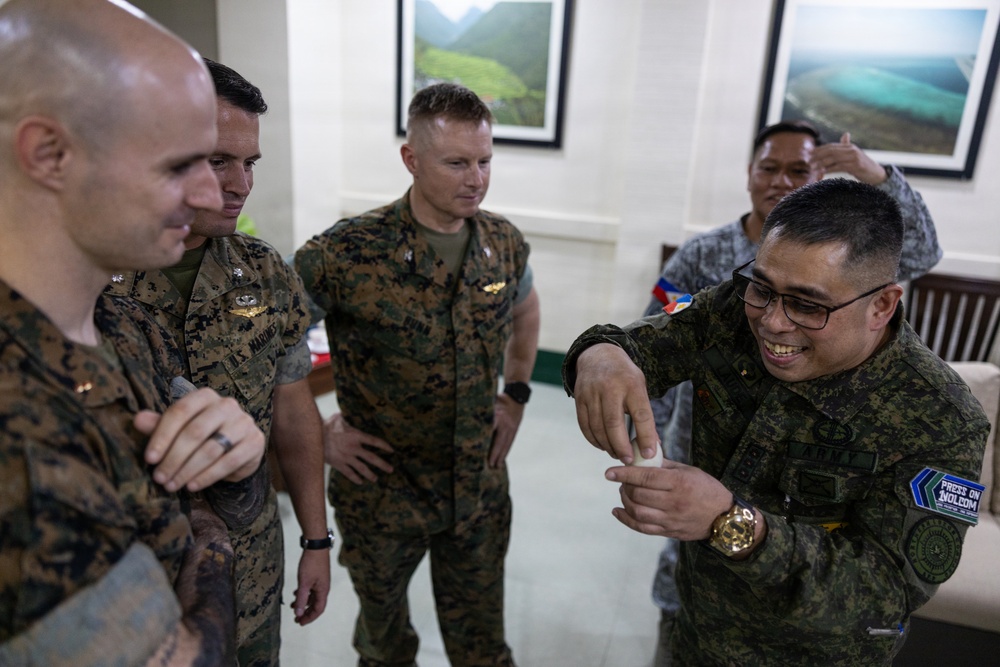 U.S. Marines with MRF-SEA Meet with NOLCOM Commanding General