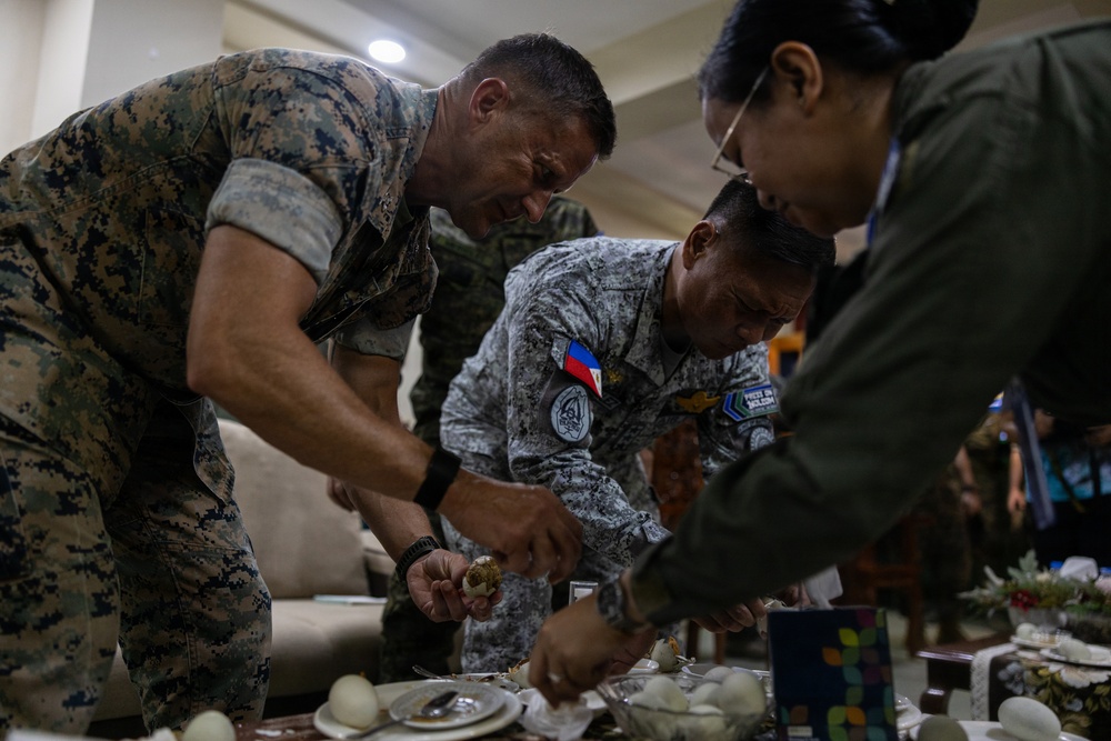 U.S. Marines with MRF-SEA Meet with NOLCOM Commanding General