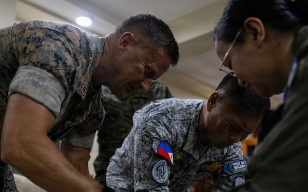 U.S. Marines with MRF-SEA Meet with NOLCOM Commanding General