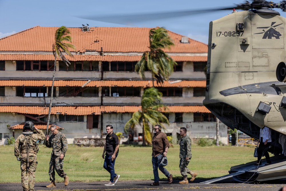 SOUTHCOM Commander visits Jungle Operations Training Course - Panama