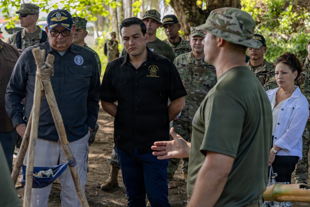 SOUTHCOM Commander visits Jungle Operations Training Course - Panama
