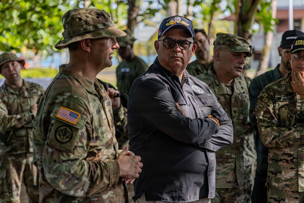 SOUTHCOM Commander visits Jungle Operations Training Course - Panama
