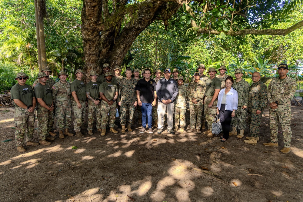 SOUTHCOM Commander visits Jungle Operations Training Course - Panama