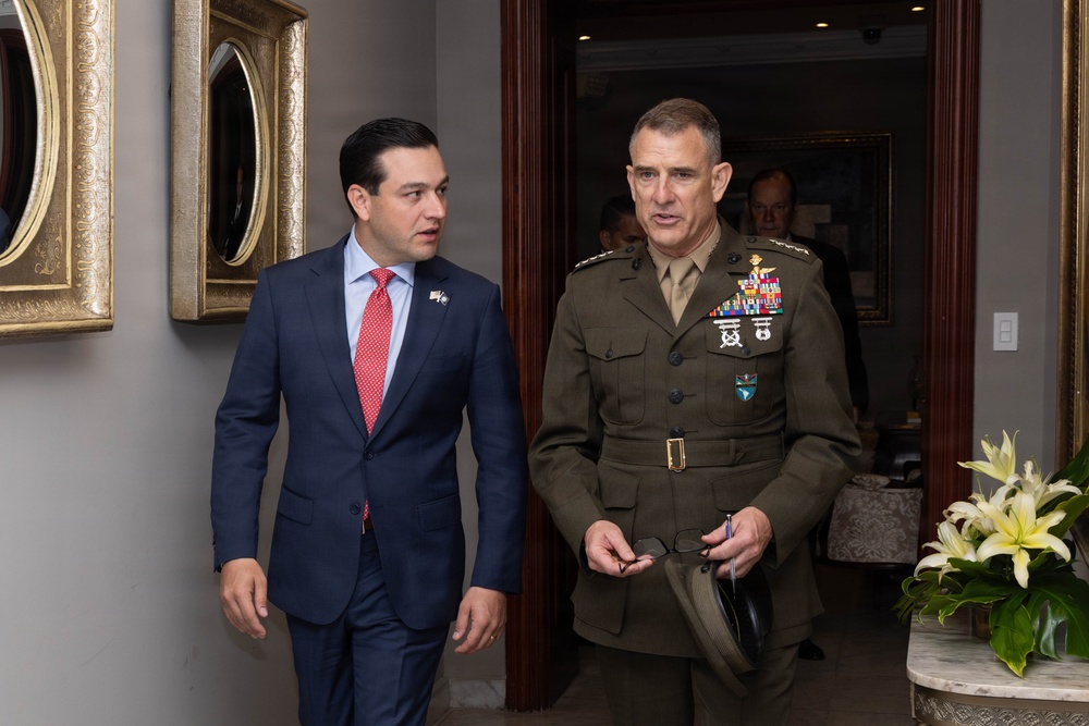 SOUTHCOM Commander meets with Panama government officials