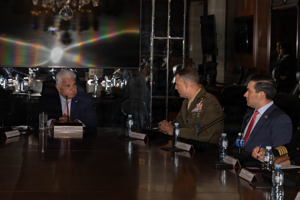 SOUTHCOM Commander meets with Panama government officials
