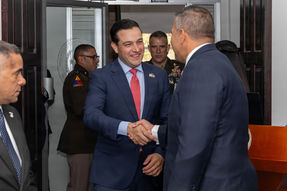 SOUTHCOM Commander meets with Panama government officials