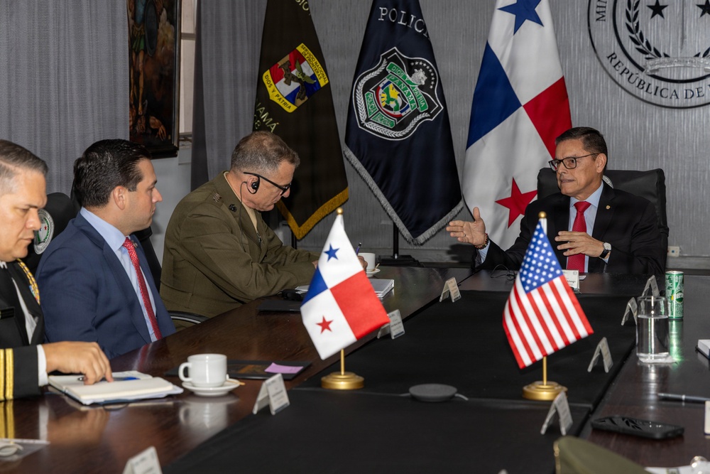 SOUTHCOM Commander meets with Panama government officials