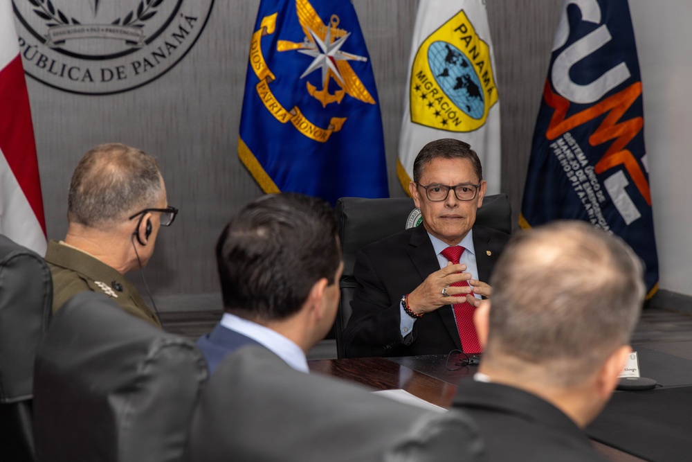 SOUTHCOM Commander meets with Panama government officials