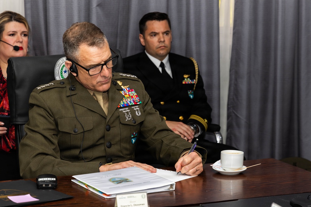 SOUTHCOM Commander meets with Panama government officials
