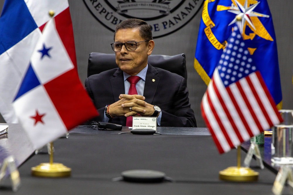 SOUTHCOM Commander meets with Panama government officials