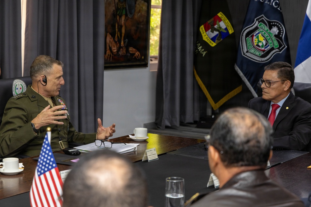 SOUTHCOM Commander meets with Panama government officials