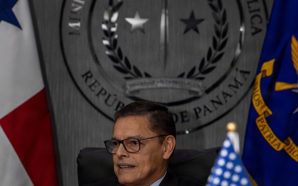 SOUTHCOM Commander meets with Panama government officials