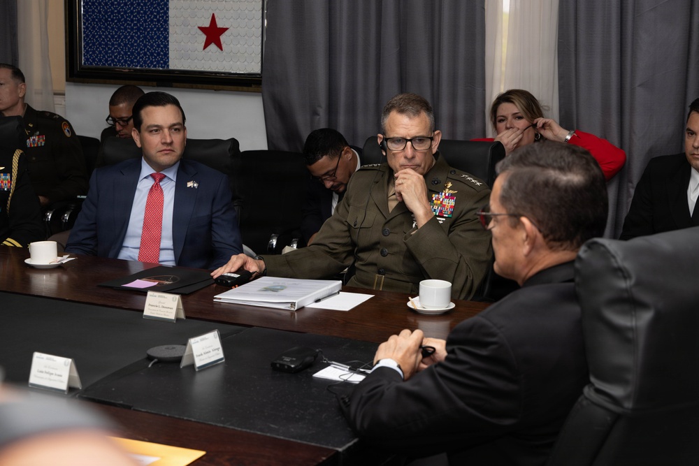 SOUTHCOM Commander meets with Panama government officials