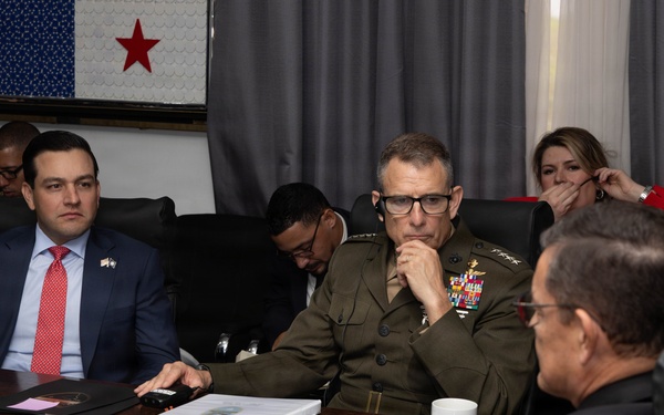 SOUTHCOM Commander meets with Panama government officials