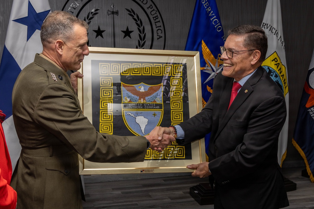 SOUTHCOM Commander meets with Panama government officials