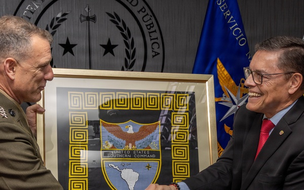 SOUTHCOM Commander meets with Panama government officials