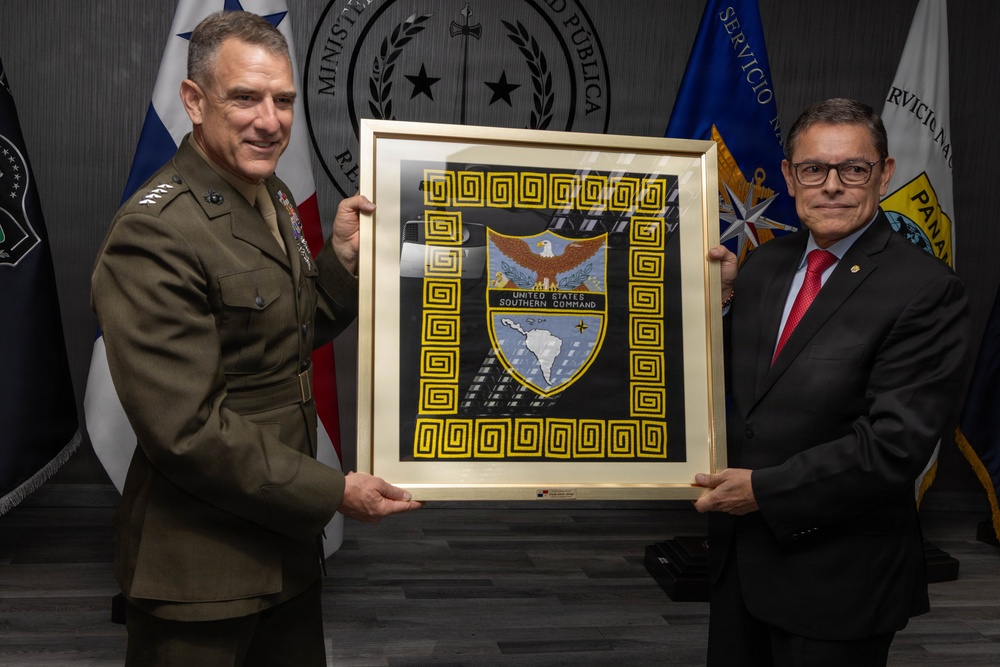 SOUTHCOM Commander meets with Panama government officials