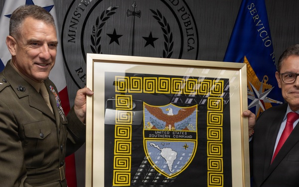 SOUTHCOM Commander meets with Panama government officials