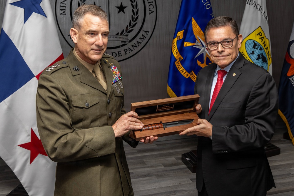 SOUTHCOM Commander meets with Panama government officials