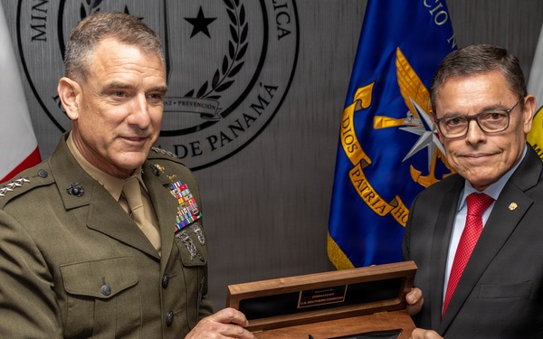 SOUTHCOM Commander meets with Panama government officials