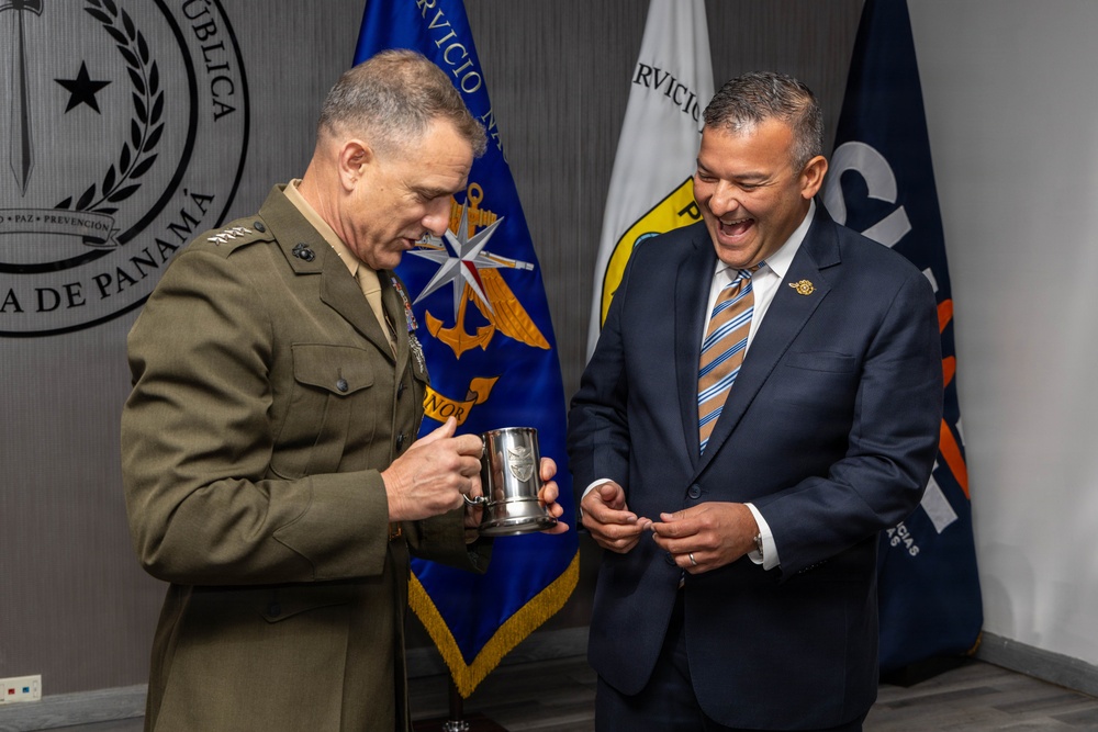 SOUTHCOM Commander meets with Panama government officials