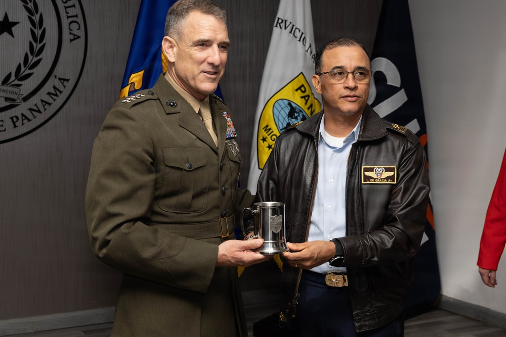 SOUTHCOM Commander meets with Panama government officials