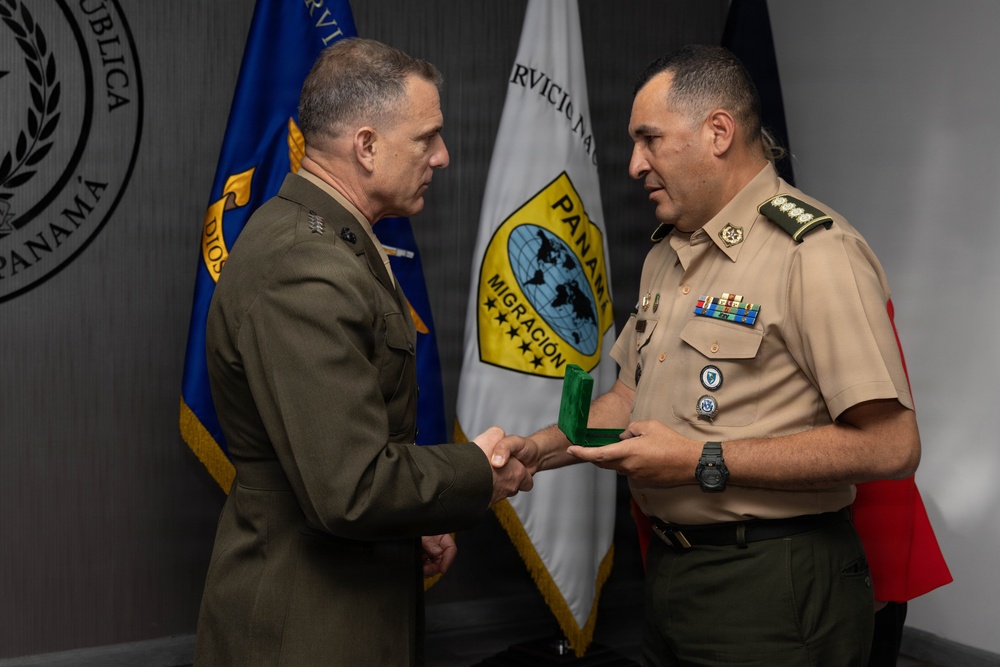SOUTHCOM Commander meets with Panama government officials
