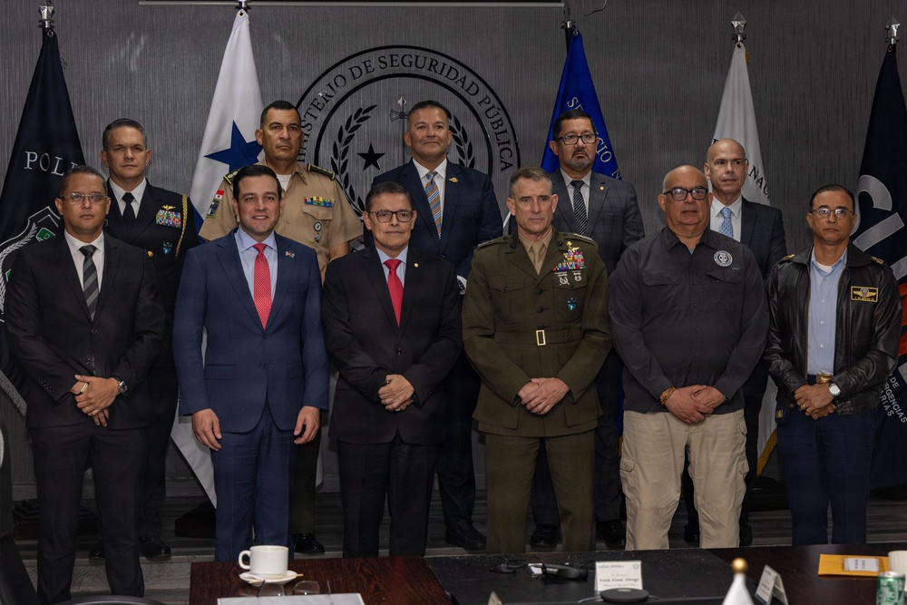 SOUTHCOM Commander meets with Panama government officials