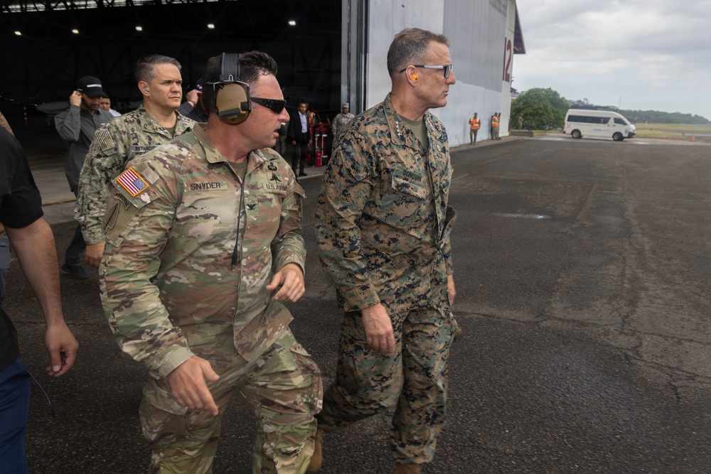 SOUTHCOM Commander meets with Panama government officials