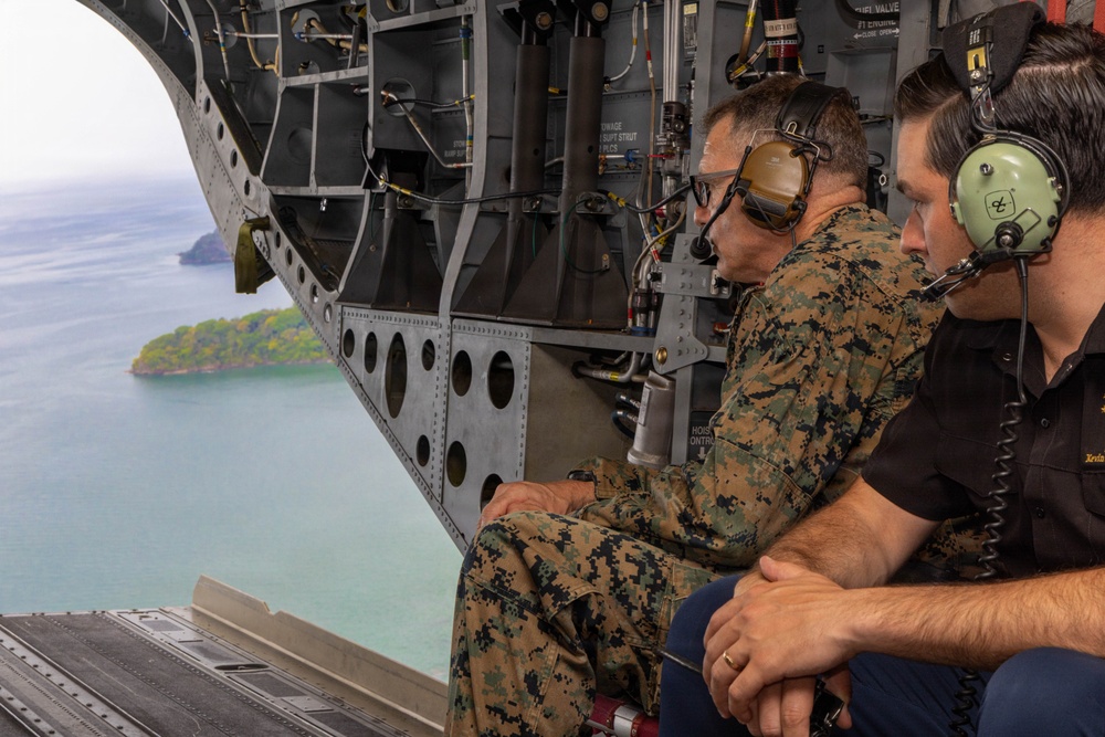 SOUTHCOM Commander meets with Panama government officials