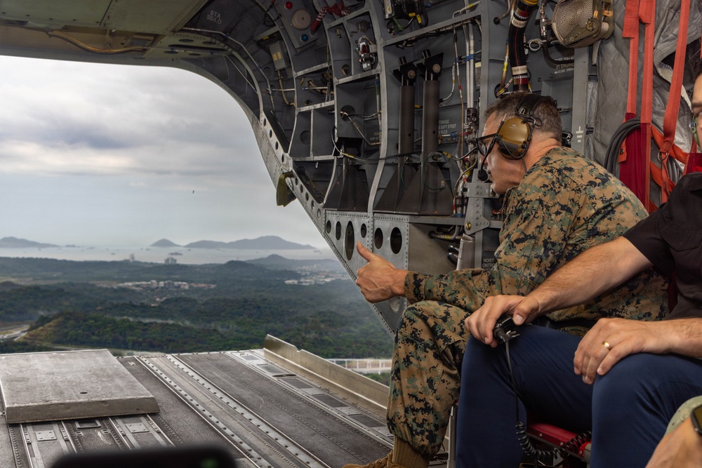 SOUTHCOM Commander meets with Panama government officials