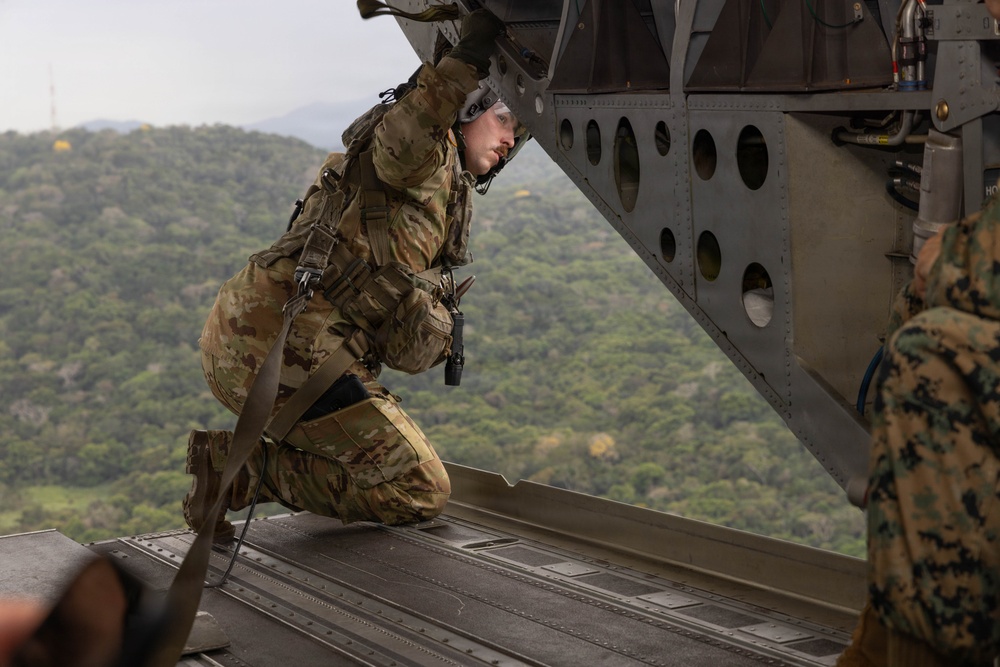 SOUTHCOM Commander meets with Panama government officials